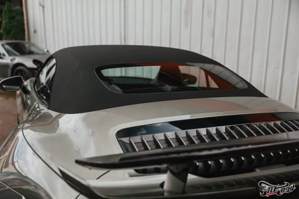 Забронировали Porsche 911 (992) Turbo S Cabriolet прозрачным глянцевым полиуретаном, защитили глянец в салоне, обработали кожу керамикой и обработали мягкую крышу
